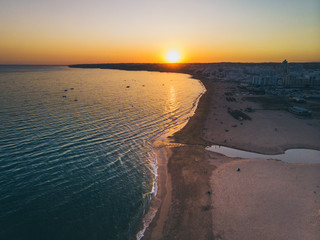 Coucher de soleil à Armação de Pêra en Algarve Portugal