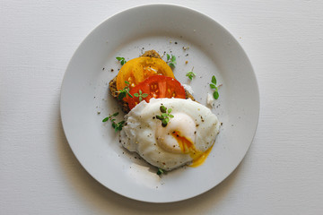 Sandwich with tomatoes and egg