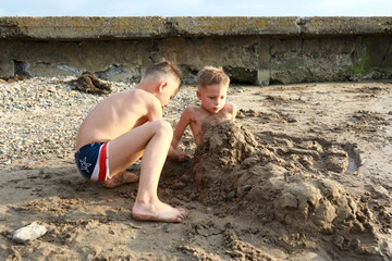 Kid fills his brother with sand