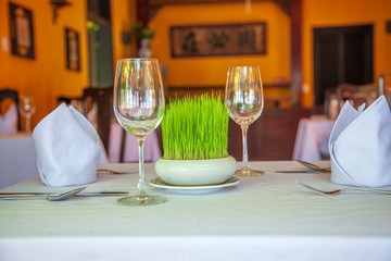 outdoor restaurant, clean plates on the table
