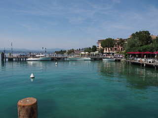Sirmione – Altstadt mit der Rocca Scaligera – einer der schönsten Wasserburgen Europas