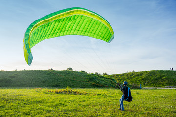 Schnupperkurs Paragliden / Gleitschirmfliegen: Übung auf der Wiese