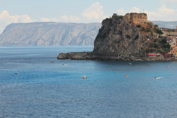 Fototapeta na wymiar the sea and the castle of Scilla, a city located on the tyrrhenian sea