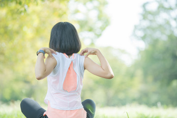 Naklejka premium 公園でヨガをする女性