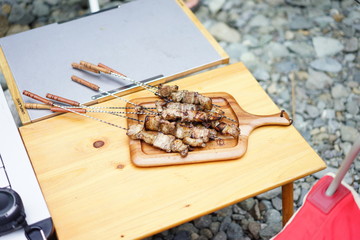 川辺でBBQ