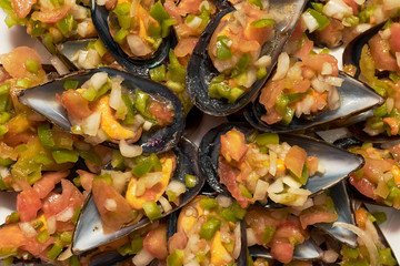 Mejillones al vapor con picadillo de verdura en primer plano