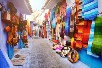 Gordijnen Straatmarkt in Chefchaouen, Marokko. © Andrii Vergeles