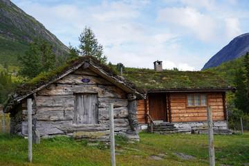 Alesund (Norwegen) Norwegisches Haus in der Natur, Grasdach, typisch norwegisch, Beauty of. Norway,...