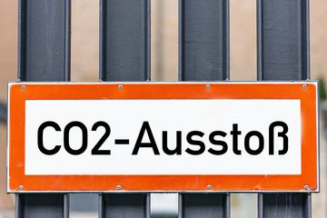 Hinweis Schild CO2 Ausstoß