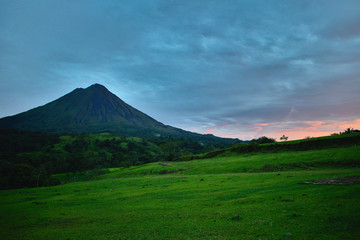 Fototapeta premium Volcan Arenal al atardecer