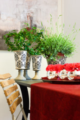 Tisch mit Wohnaccessoires und Pflanzen