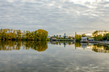 Fototapeta na wymiar Houses on the lake shore in autumn.