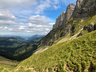 Fototapeta na wymiar Bergwanderweg von Innereriz über die Sichle nach Merligen (Schweiz, Bern, Berner Oberland)