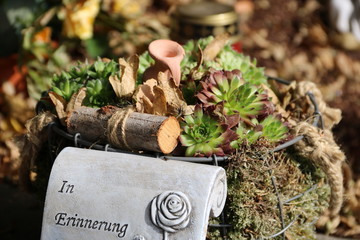 In Erinnerung – Grabschmuck auf dem Friedhof im Herbst