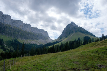 Obraz premium Bergwanderweg von Innereriz über die Sichle nach Merligen (Schweiz, Bern, Berner Oberland)