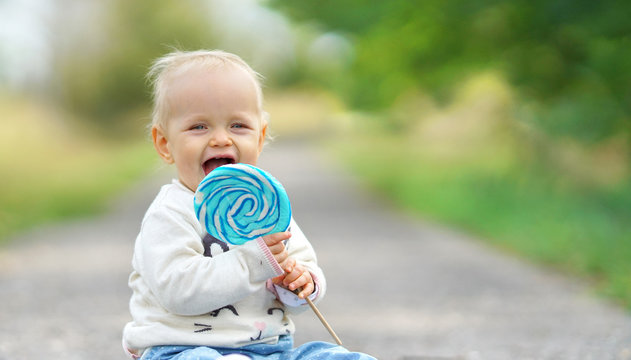 Baby mit s&uuml;&szlig;en Lutscher