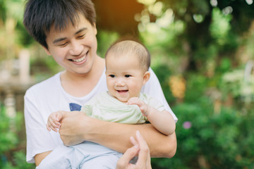 Fototapeta premium Ojciec i córeczka bawią się razem w szczęśliwym momencie. Koncepcja na dzień ojca lub dziecka z rodzicem i rodziną.