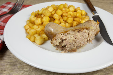 andouillette et pommes de terre rissolées