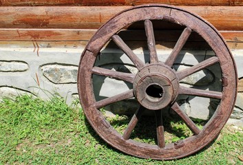 Fototapeta na wymiar Old wooden wheel of a float