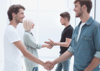 Fototapeta premium coworkers shaking hands in the office lobby.
