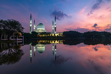 Fototapeta na wymiar Majestice view of Sultan Salahuddin Abdul Aziz Shah mosque in the morning by the lakeside at Shah Alam, Selangor.