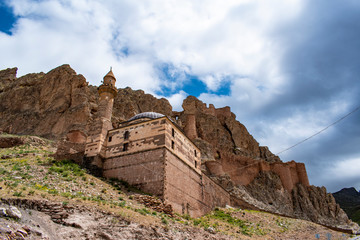 Fototapeta na wymiar Dogubayazıt, Turkey, Middle East: panoramic view of Eski Bayezid Cami, the mosque located near the famous Ishak Pasha Palace, with the ancient castle of Old Beyazit on the road up to the mountains