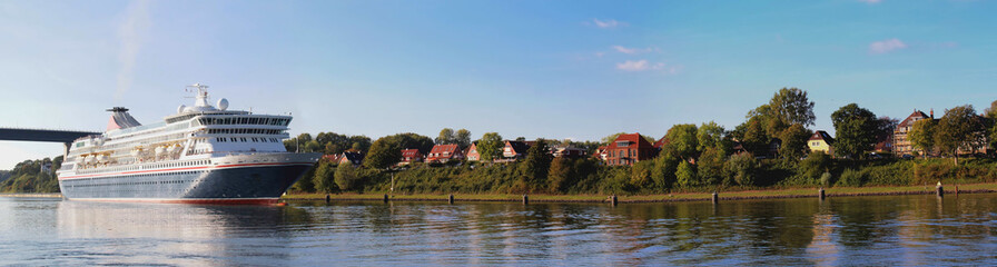 Kiel Kreuzfahrtschiff auf dem Nord-Ostsee-Kanal bei Holtenau