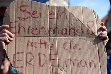 Transparent mit dem Slogan: "Sei ein Ehrenmann, rette die ERDE man."