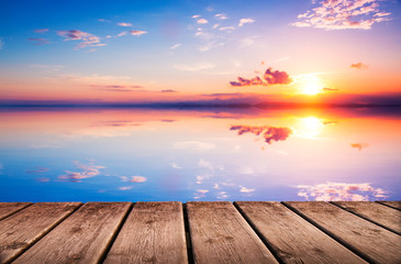 Fototapeta na wymiar paisaje zen con el cielo reflejado en el agua en calma
