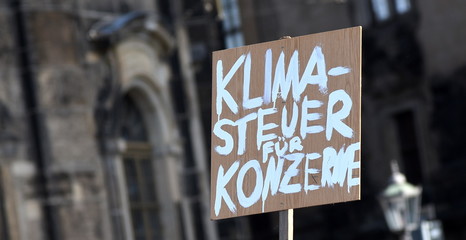 Transparent mit dem Slogan: 