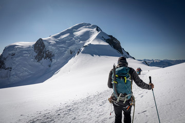 Alpiniste sur l'ascension du Mont-Blanc (4810m) au niveau du dôme du Goûter - obrazy, fototapety, plakaty