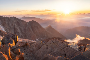 Coucher de soleil depuis le refuge de tête Rousse lors de l'ascension du Mont Blanc par la voie...