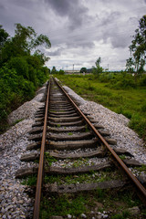 Fototapeta premium Vias del tren en Halong