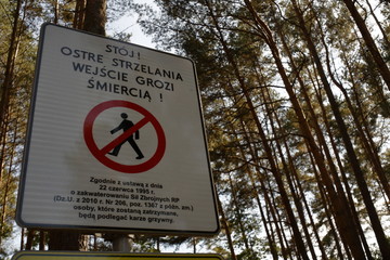znak ostrzegawczy przed wejściem na teren leśnego poligonu wojskowego - obrazy, fototapety, plakaty