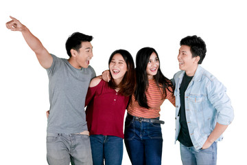 Obraz premium Young people pointing something on studio