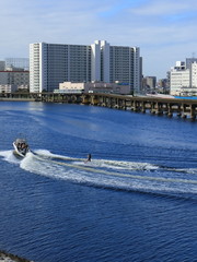 Obraz premium 京浜運河とモノレールとモーターボート