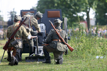 żołnierze polscy obsługujący armatę rekonstrukcja historyczna