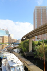 運河とモノレール