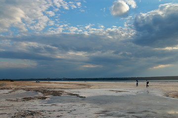 Fototapeta na wymiar Walk along the salty dead coast of the estuary.