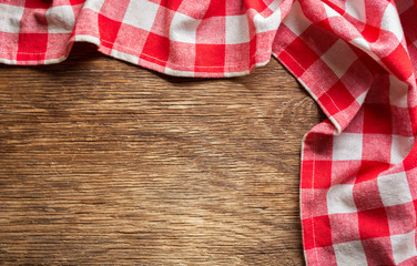 Obraz premium red checkered tablecloth on wooden table
