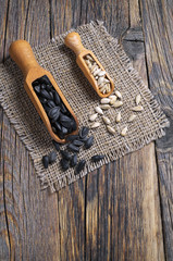 Peeled and unpeeled sunflower seeds