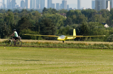 Landeanflug eines Segelflugzeugs vor der Skyline von Frankfurt am Main