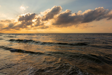 Obraz premium A beautiful sunset by the sea.