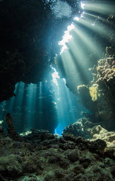 Magisches Licht in H&ouml;hle beim Tauchen in &Auml;gypten