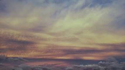 不気味な曇り空