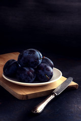 DARK PLUMS GROUP WITH METAL KNIFE AND DARK FUND