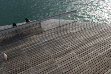 pontile con panchina sul mare