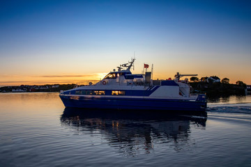 Obraz premium Speedboat Vegtind - Sunset in Northern Norway