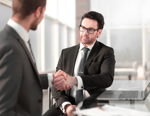 Fototapeta premium business people shaking hands over a Desk