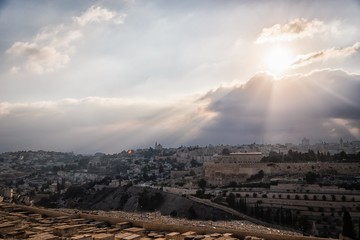 Obraz premium Beautiful sunset view of Jerusalem Old City from the Mount of Olives. Sky with sun rays
